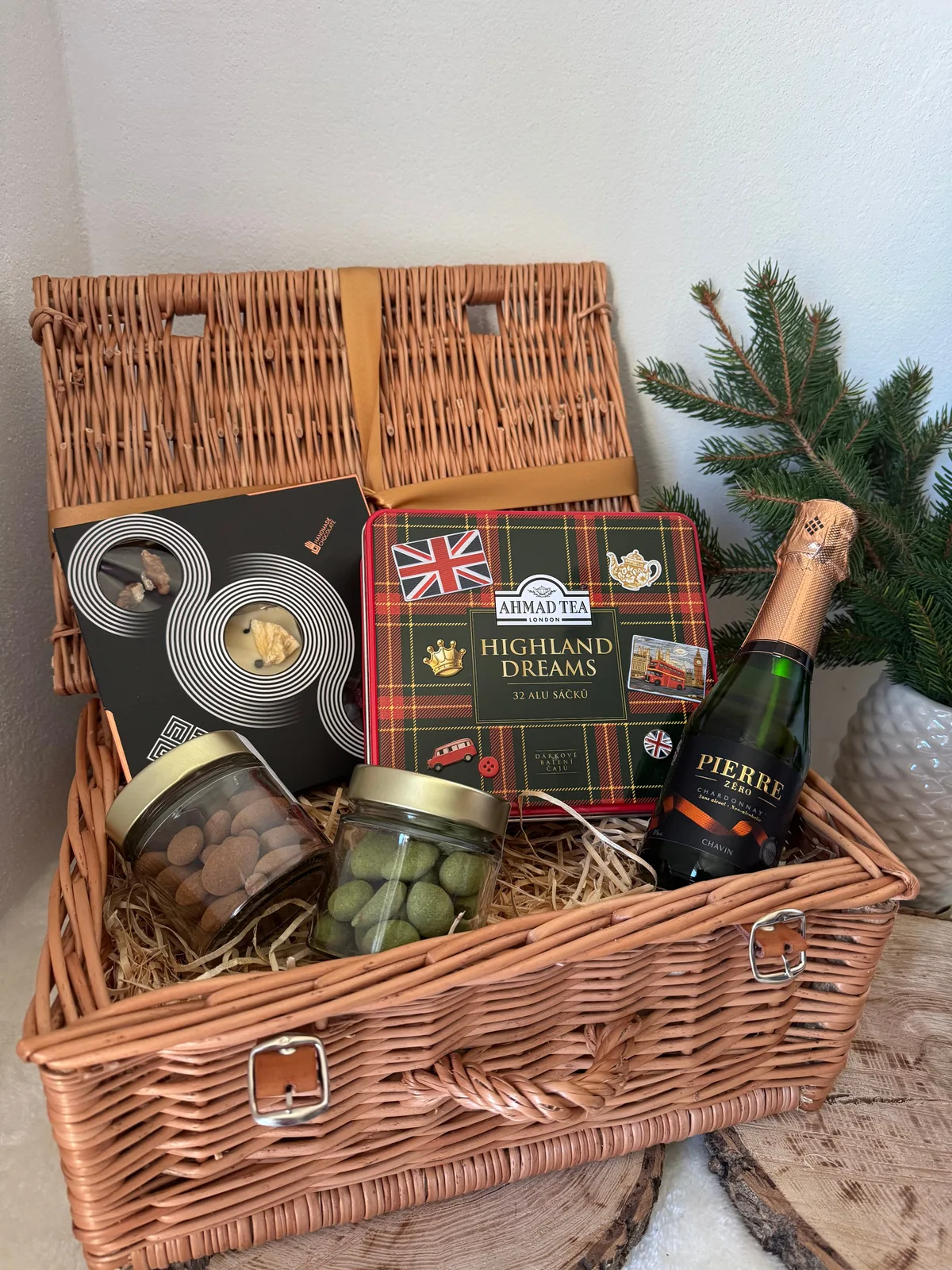 Gift basket M - Tea and Chocolate 1
