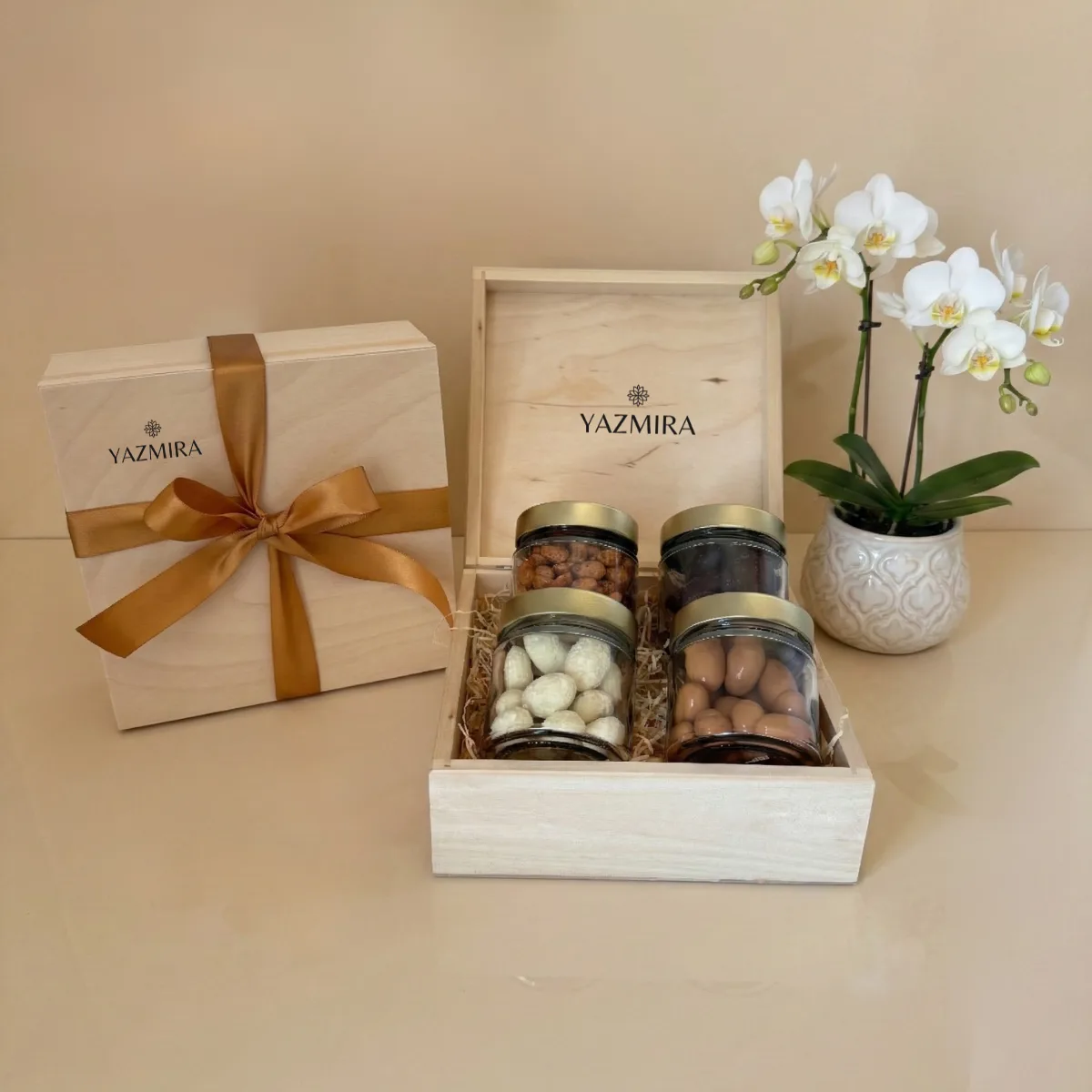 Golden Snack Collection - Salted Caramel & Chocolate Almonds 1